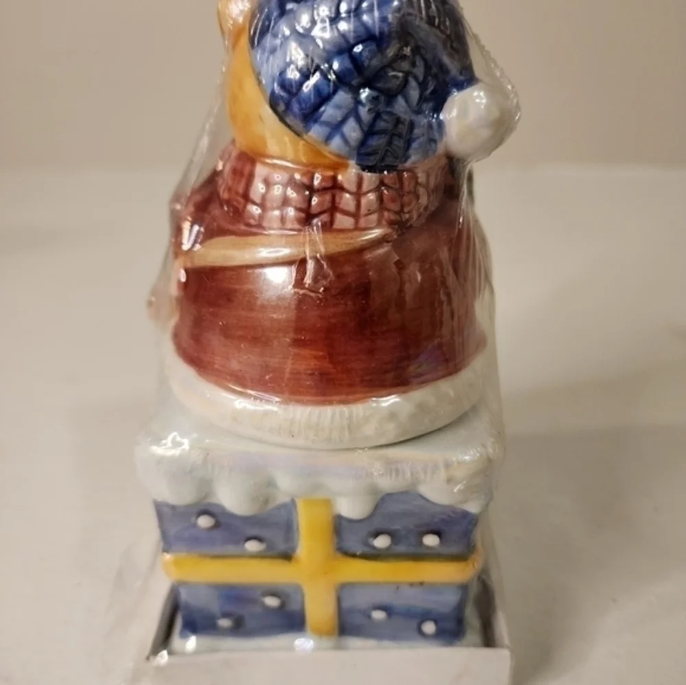 NEW‎ SANTA BEAR SITTING ON PRESENT STACKABLE SALT AND PEPPER SHAKERS